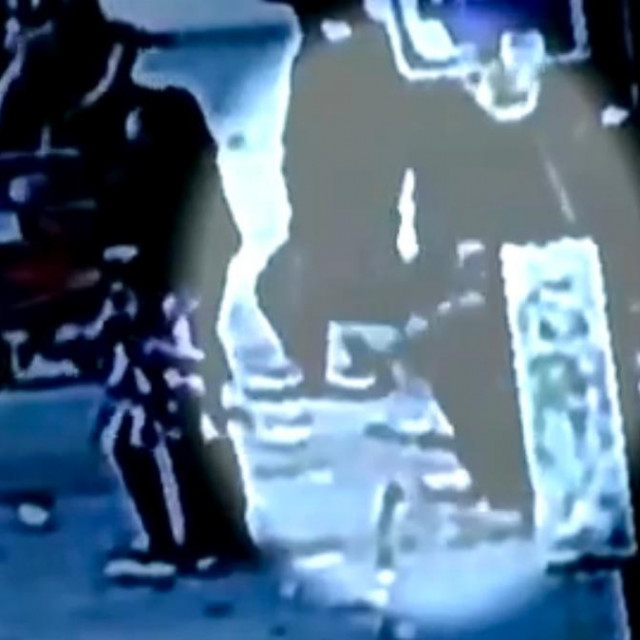 Muškarac propao kroz pločnik u rupu punu štakora