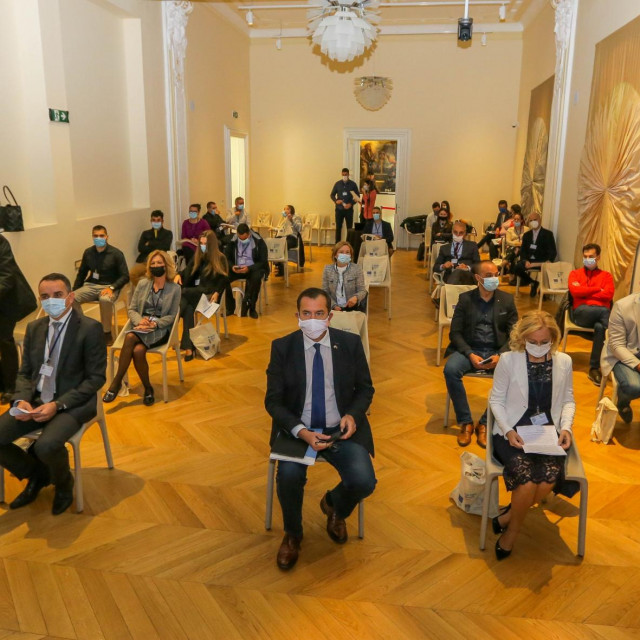 Vučetić i Radović na konferenciji u Zadru (drugi red, desno)