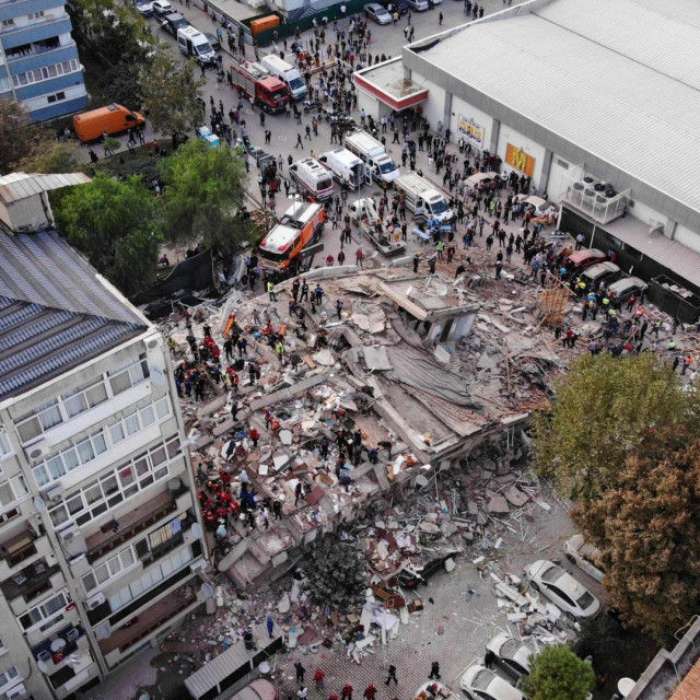 Rescuers search for survivors at a collapsed building after a powerful earthquake struck Turkey's western coast and parts of Greece, in Izmir, on October 30, 2020. - A powerful earthquake hit Turkey and Greece on October 30, killing at least six people, levelling buildings and creating a sea surge that flooded streets near the Turkish resort city of Izmir. (Photo by -/IHLAS NEWS AGENCY/AFP)/Turkey OUT