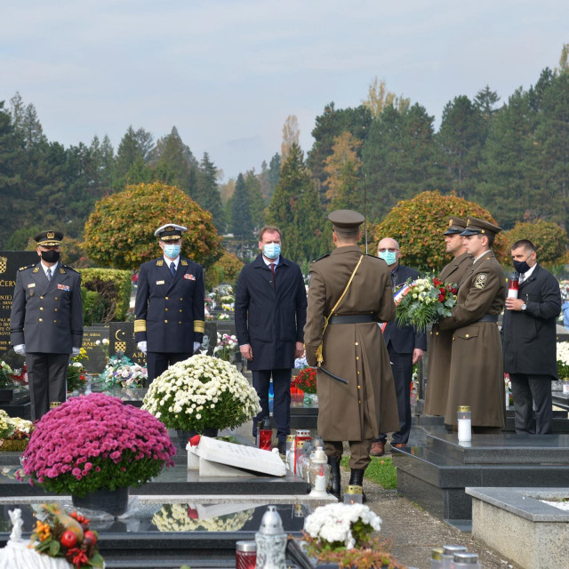 Izaslanstva MORH-a i OS RH predvođena ministrom Marijom Banožićem i admiralom Robertom Hranjem položila su vijence i zapalila svijeće na grobovima bivših ministara i generala