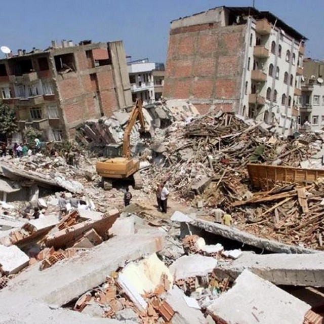 Potres u Turskoj 1999. godine, prizor iz grada Adapazari udaljenog 100 km od Istanbula