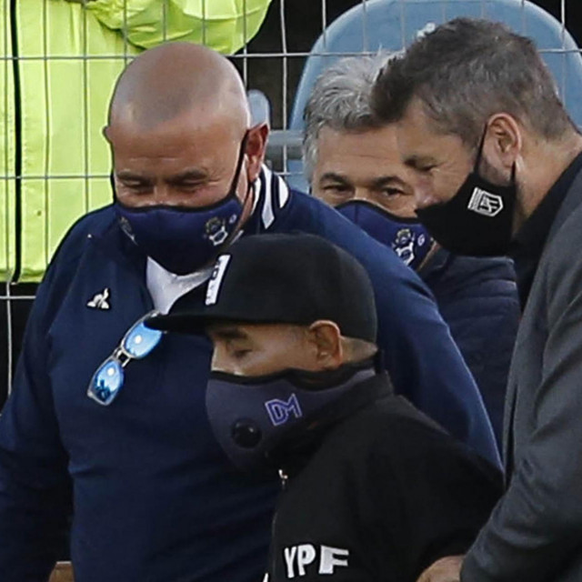 Maradona je stigao uz pomoć dvojice tjelohranitelja