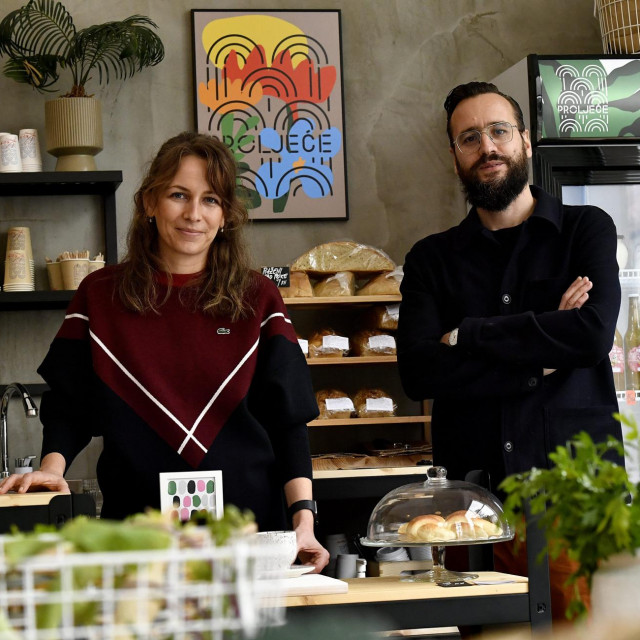 -Dobra hrana-
Zagreb, 291020.
Josipa Sermagea 14a.
Mini market zdrave hrane Proljece.
Na fotografiji: Ivana Gladovic, Sasa Tkancenko.
