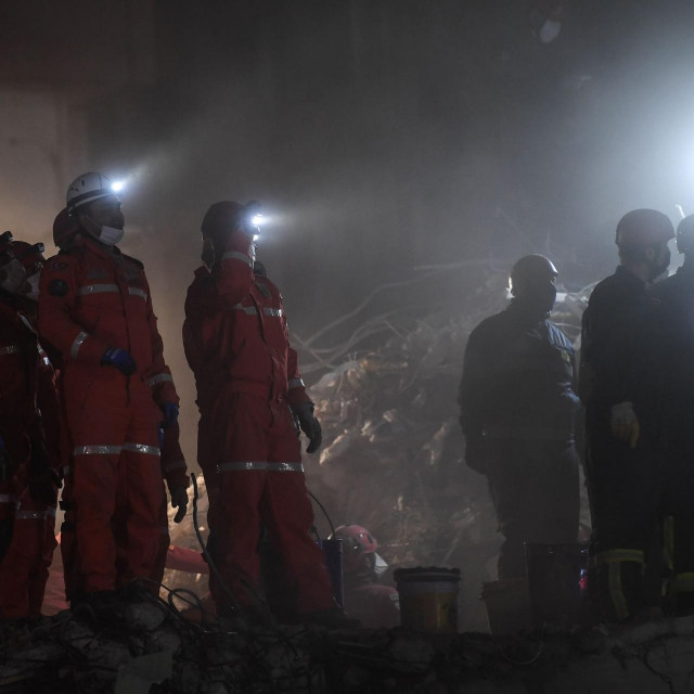 Spasioci traže preživjele nakon potresa