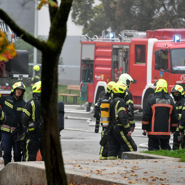 Rano jutros u OŠ Mato Lovrak u neselju Klaka u Dubravi izbio je požar. U gašenju sudjeluje 13 vatrogasnih kola a jedan vatrogasac je lakše ozlijeđen.