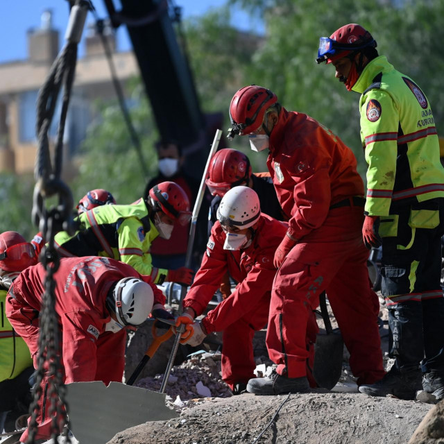 Spašavanje u Izmiru nakon potresa