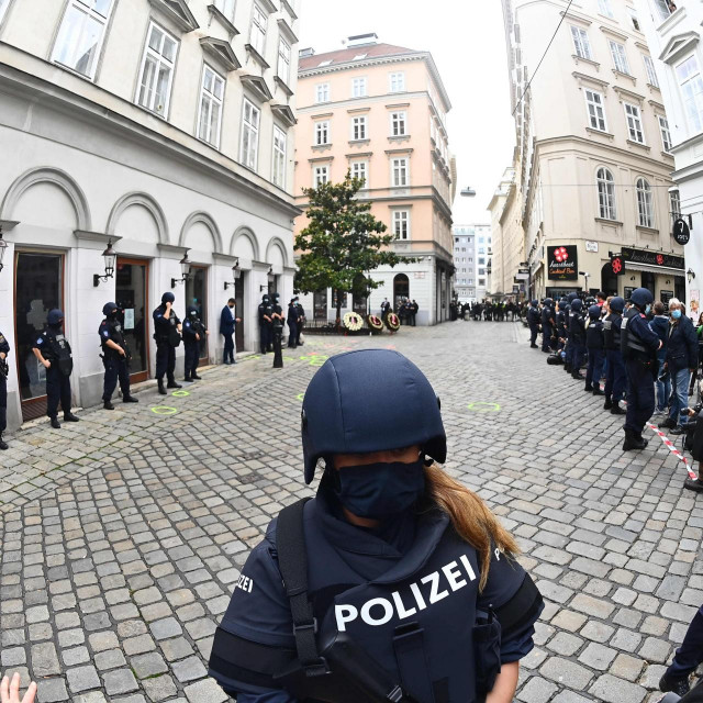 Policajci osiguravaju područje napada u Beču