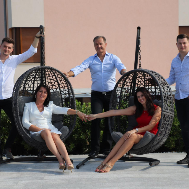 Karabegovići: Anel (lijevo), Hamid (sredina), Sanel (desno), Besima (lijevo) i Elmedina (desno).