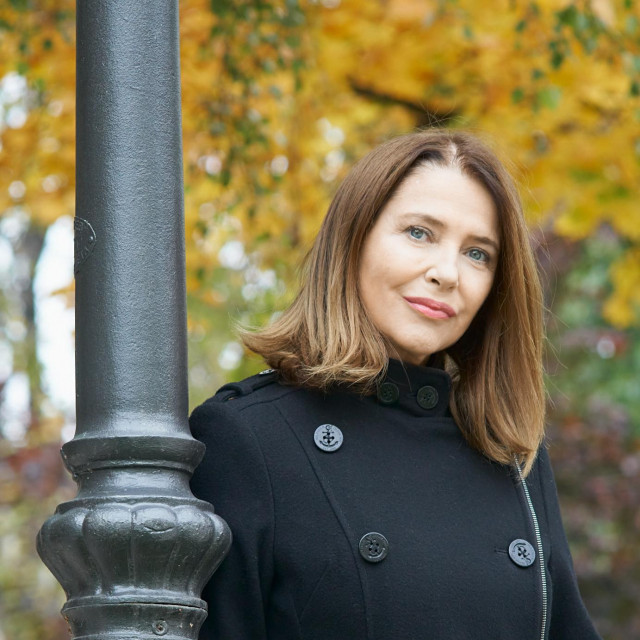 Sanja Vejnović, glumica, priprema kuharicu