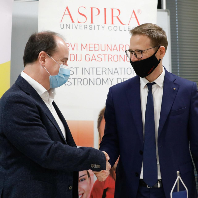 Zagreb, 271020.
Visoka poslovna skola Aspira.
Potpisivanje ugovora o suradnji izmedju Metro Hrvatska i Visoke skole Aspira.
Na fotografiji: predsjednika Uprave tvrtke Metro Hrvatska Imre Horvath, predsjednik Uprave visoke poslovne skole Aspira Alen Jerkunica.