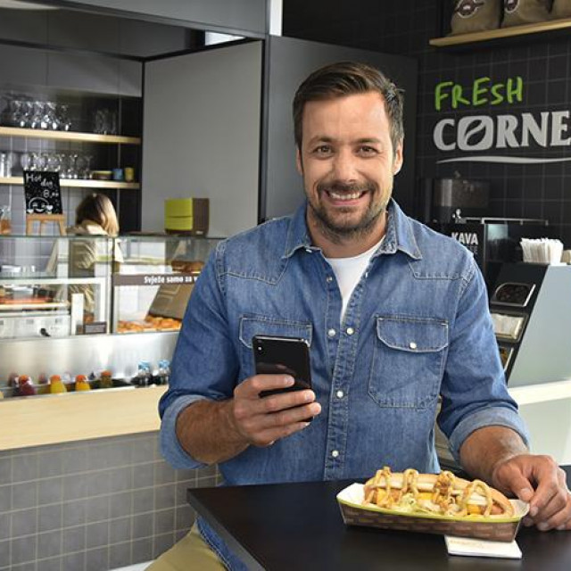 
	Ambasador INA Loyalty programa, proslavljeni rukometaš Zlatko Horvat, koristi INA Loyalty app, a ulaskom u Silver status dobio je kupon za Crispy Bacon hot dog.

