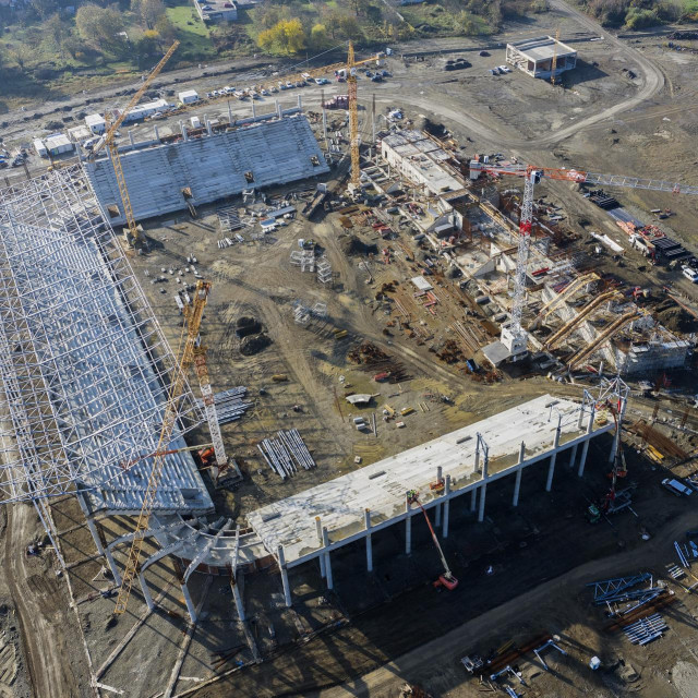 Novi stadion na Pampasu ne samo da već ima sasvim jasne obrise nego se sada vidi njegov oblik i buduća impozantnost. Ako je za vjerovati ranijim informacijama, ovaj 'mali' ljepotan trebao bi dobiti i krov prije zime. Pampas će biti novo multifunkcionalno središte koje će definitivno obogatiti grad na iznimno puno načina. Ako je i bilo skeptika prije nego što je sve počelo. Oni su sada svoja mišljenja promijenili, a što se samog stadiona tiče, svi su suglasni, ‘imat ćemo najljepši stadion u Hrvatskoj’.
