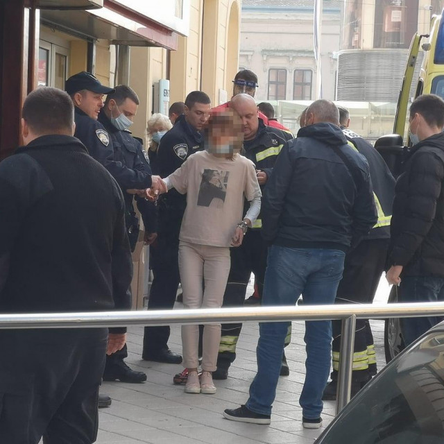 Vatrogasci skidaju lisice sa prodavačice koju su vezali pljačkaši