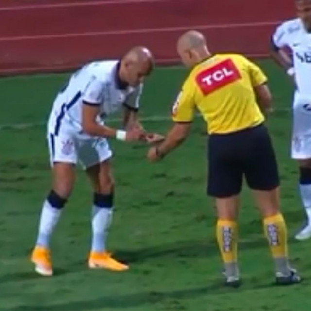 Nastradalom Oteru suigrač pomogao skupiti zube i predao ih sucu