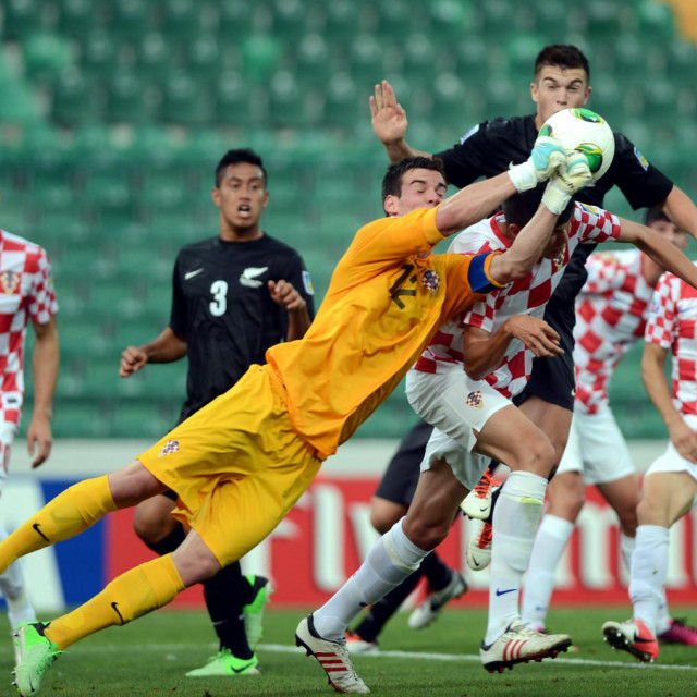 Sluga je branio za Hrvatsku U20 reprezentaciju i to u Turskoj prije sedam godina