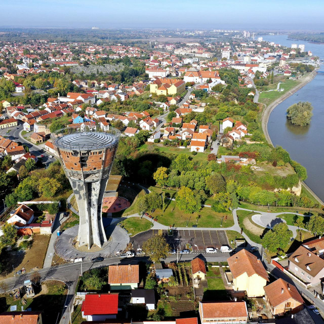 Pogled na vukovarski Vodotoranj prije obnove i grad Vukovar
 