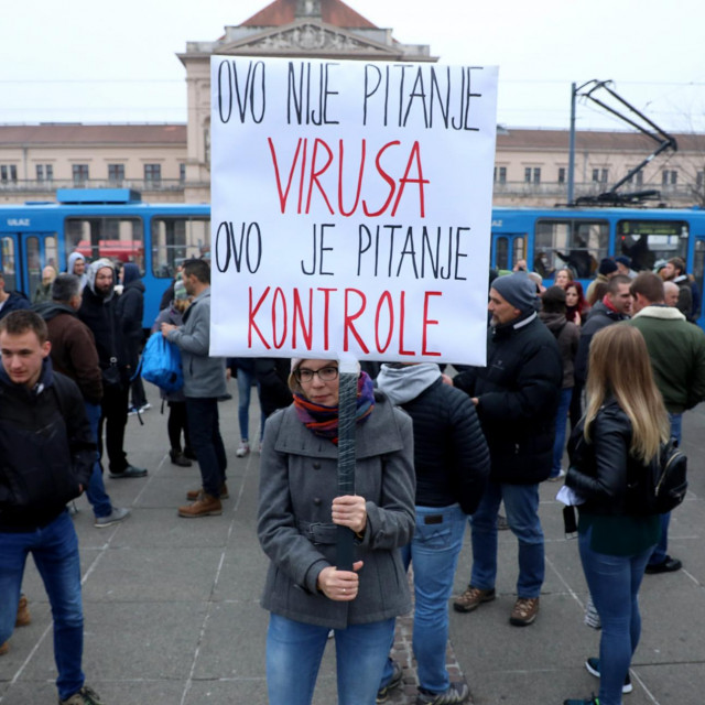 Na prosvjed se pozivalo putem Facebook grupe - Tražimo ukidanje Nacionalnog stožera civilne zaštite. 