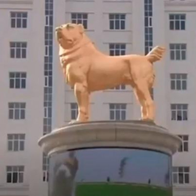 Zlatni kip alabaj psa