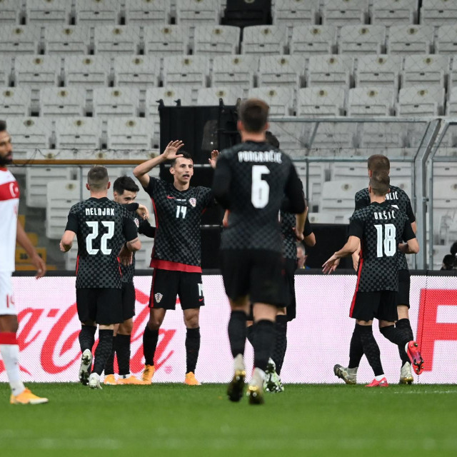 Ante Budimir (treći slijeva) slavi pogodak u Istanbulu