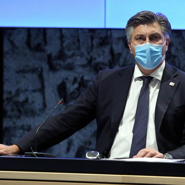 Zagreb, 291020.
Predsjednik Vlade Andrej Plenkovic sudjelovao je na potpisivanju Ugovora o osnivanju Fonda za obnovu Grada Zagreba, Krapinskozagorske i Zagrebacke zupanije te Ugovora o obavljanju poslova za uspostavu Fonda
Na fotografiji:
