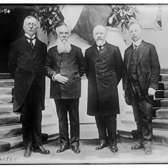 Ante Trumbić, Nikola Pašić i Milenko Radomar Vesnić snimljeni na mirovnoj konferenciji u Versaillesu godinu dana prije potpisivanja ugovora u Rapallu