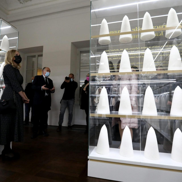 Kulturnjaci grada Rijeke uz stručno vodstvo Ervina Dubrovića obišli Palaču šećera, novog doma Muzeja grada Rijeke koji sadrži stalne postave o riječkoj povijesti.