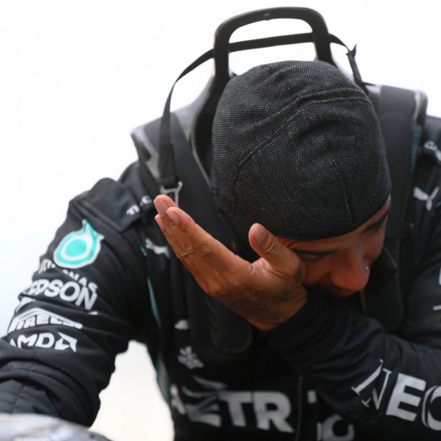 Hamilton završio u suzama