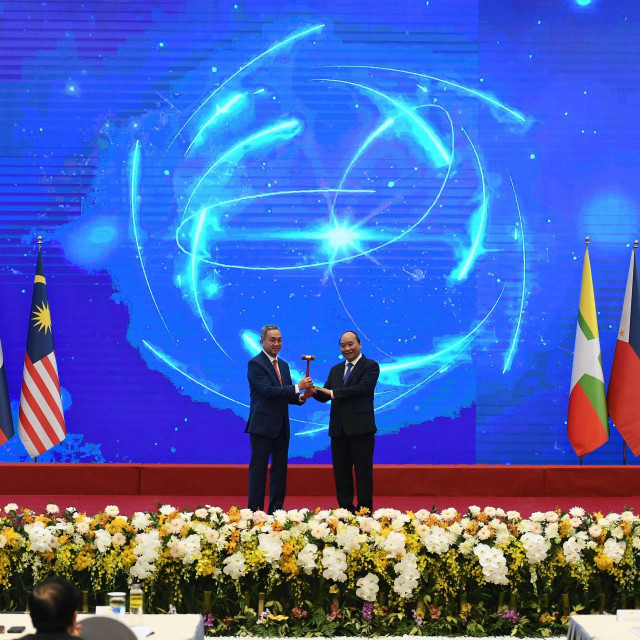 Vijetnamski premijer Nguyen Xuan Phuc i brunejski veleposlanik  Pengiran Haji Sahari Bin Pengiran Salleh tijekom ceremonije potpisivanja sporazuma