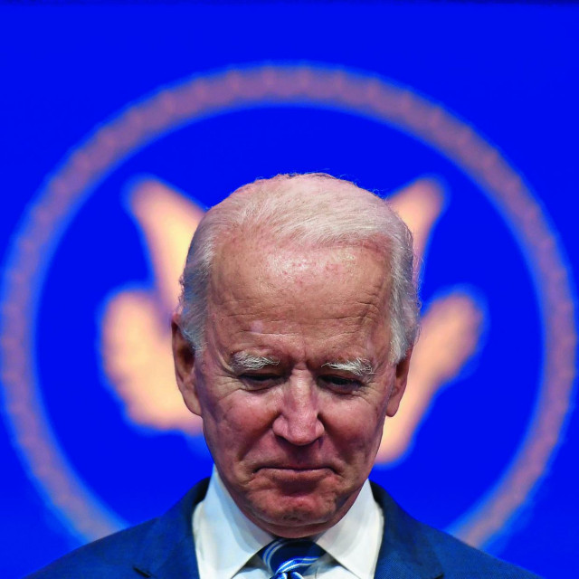 Problem je što Biden i dalje funkcionira u svom stožeru, a njegov tranzicijski tim ni tjedan dana nakon što je postalo neupitnim da je pobijedio ne može ući u savezne zgrade, pristupiti sredstvima potrebnim za tranziciju i početi preuzimanje svojih funkcija