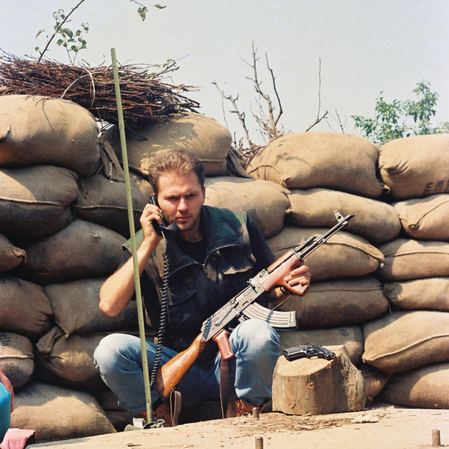 Vukovarski branitelj Damir Plavšić na položaju Desna Supoderica, Sajmište, kolovoz 1991.