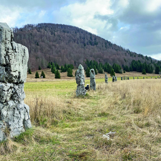 Usred Matić poljane dižu se kameni blokovi, memorijal posvećen partizanima koji su se tamo smrzli tijekom marša 1944. godine