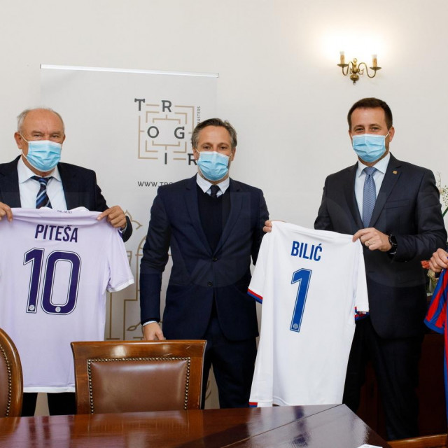 Predsjednik Hajduka Lukša Jakobušić je po završetku sastanka uručio dresove predstavnicima Grada Trogira