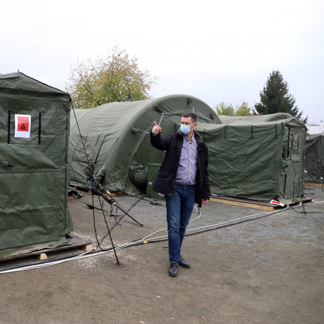 Nenad Kudelić ispred vojnih šatora na parkiralistu OB Varaždin