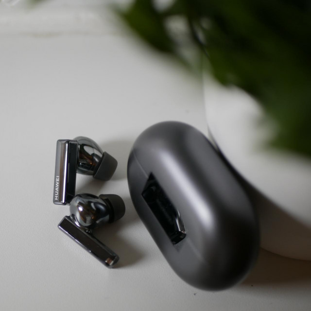 Zbog četvrtastog dizajna baze postoje brojne opcije upravljanja funkcijama preko dodira