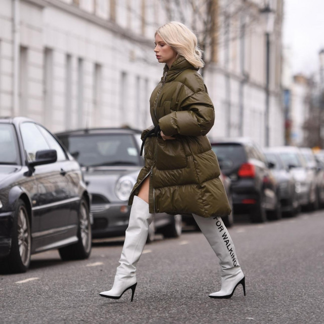 Lottie Moss uz proštepanu jaknu nosi visoke čizme-