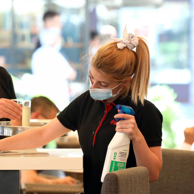 Konobari i konobarice u restoranu drže se preporuka stožera civilne zaštite.