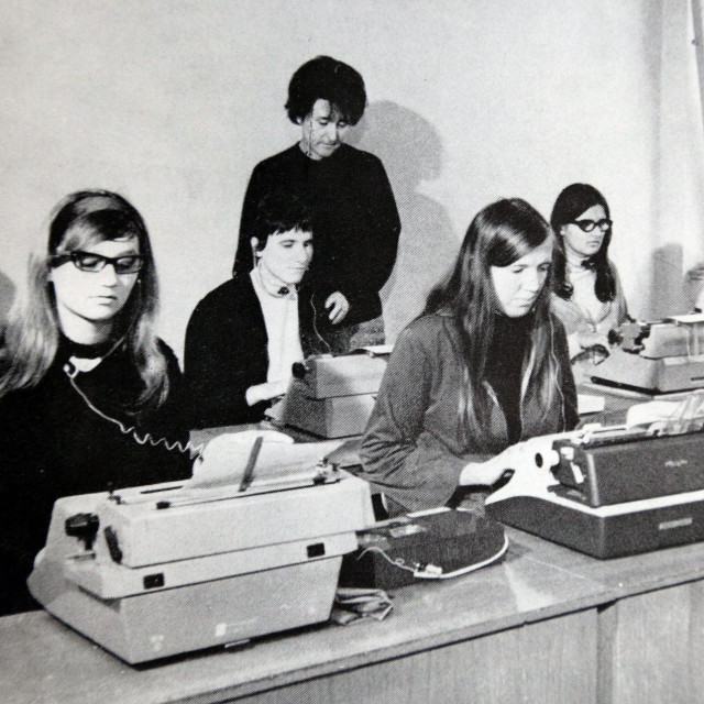 Ivana Canki (u pozadini)