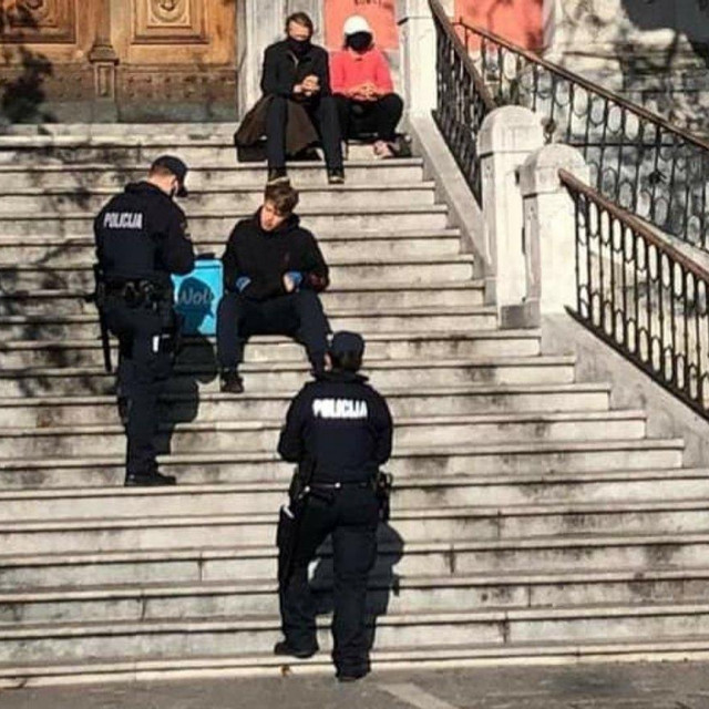 Policija kažnjava dostavljača