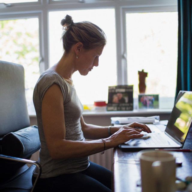 Tri četvrtine Europljana želi nakon pandemije nastaviti raditi od kuće. No sve su glasniji zahtjevi da se zakonom regulira – što je posao, a što privatnost i gdje je granica između poslodavčeva ureda i zaposlenikova stana te između radnog i privatnog vremena