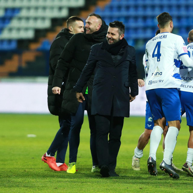 Nenad Bjelica s igračiam slavi trijumf protiv Dinama