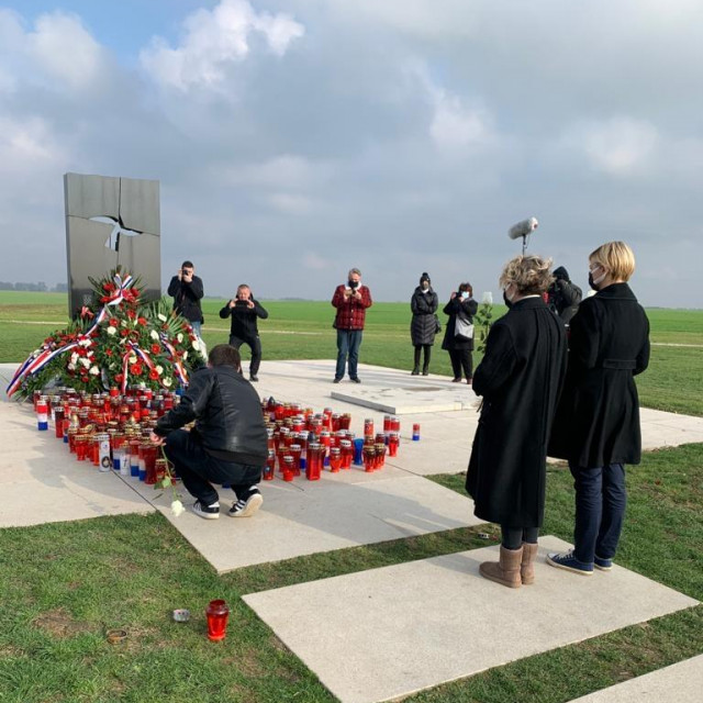 Bojan Glavašević, Ivana Kekin i Sandra Benčić u Vukovaru