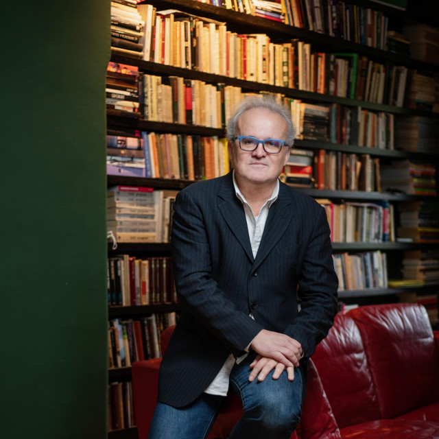 Dražen Kokanović snimljen u svom stanu