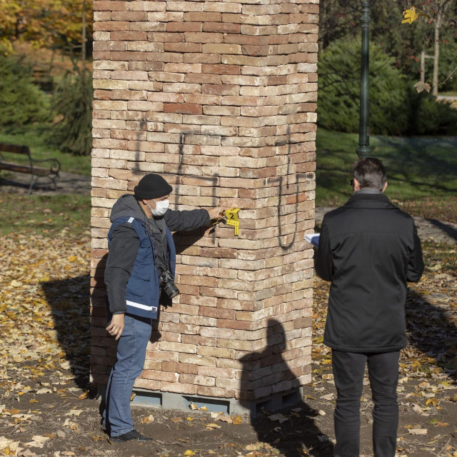 Skrnavljenje spomenika žrtvama holokausta u Varaždinu na kojem je nacrtan kukasti križ i ustaški znak