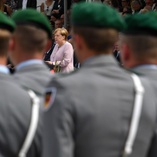 Njemački vojnici i Angela Merkel