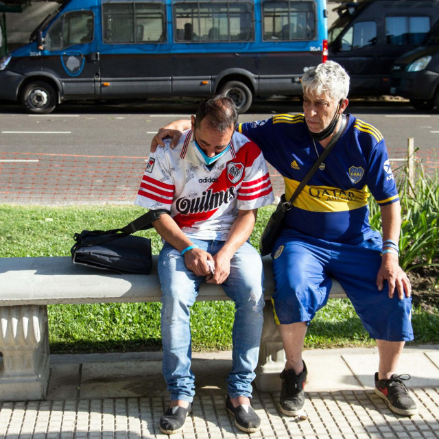 Zagrljeni navijači gradskih rivala Boca Juniorsa i River Plate