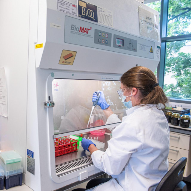 Tehničarka radi na cjepivu protiv Covida-19