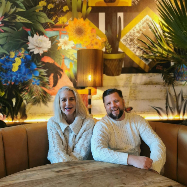 Barmen Roman Rabik s vlasnicom norveškog restorana Hector Haidi Gjerdrum