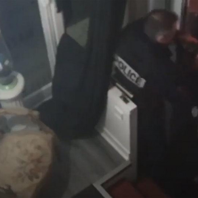 Policajci mlate muškarca koji je bio bez maske