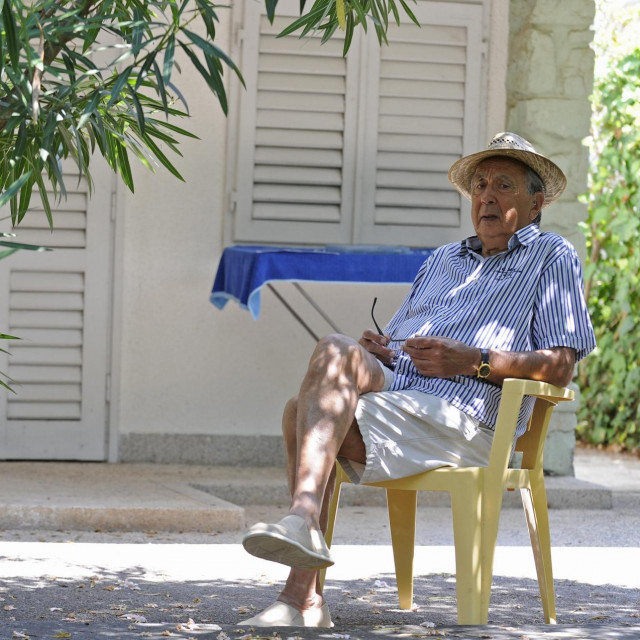 Glumac ispred svoje vikendice na Jadriji gdje je provodio ljeto