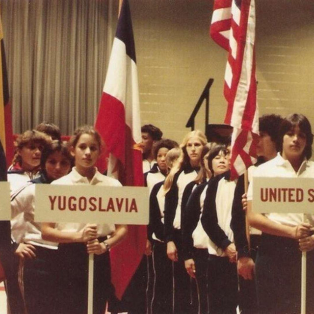 Slavica Saraja - prva iza djevojke s natpisom Jugoslavija